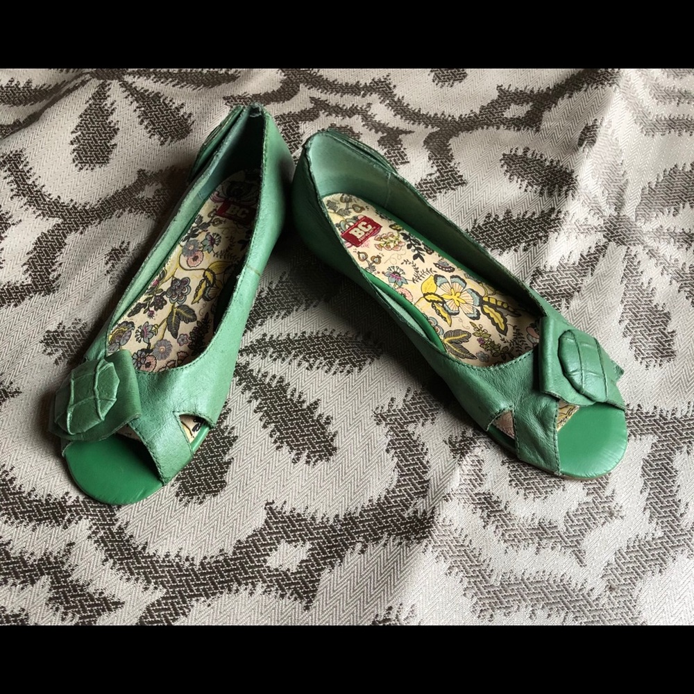 🆕BC FOOTWEAR PEEP-TOE GREEN LEATHER FLATS🥿 Sz 6 - Picture 2 of 16